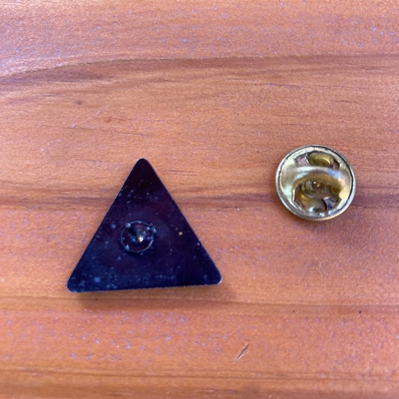 Gotcha Surf and Skateboard Brand Vintage Logo Lapel Pin Shark Holding Flag - Picture 3 of 3